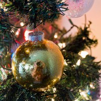 How To Make No-Mess Glitter Ornaments